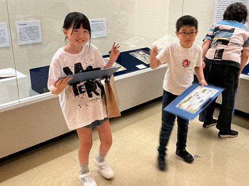 展示会場を楽しむ莉子さんと聡くん
